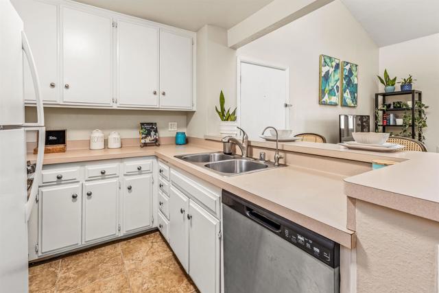 Detail Gallery Image 8 of 27 For 7740 Margerum Ave #204,  San Diego,  CA 92120 - 2 Beds | 1 Baths