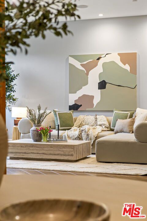 300 N Swall Drive, Beverly Hills CA: https://media.crmls.org/mediaz/c7953b07-fda3-4441-a51f-3b7b03e7f211.jpg