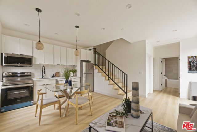 2370 Kelton Avenue, Los Angeles CA: https://media.crmls.org/mediaz/c7964c5e-b4ef-4c11-8eb8-1dca9891565d.jpg