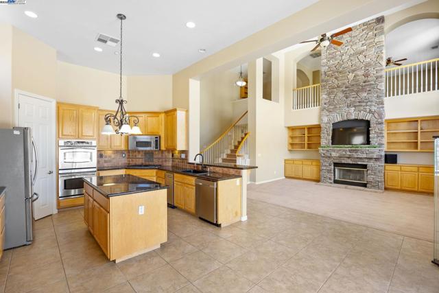 2132 Gold Poppy St, Brentwood CA: https://media.crmls.org/mediaz/c797905a-d8c8-47de-8137-8d811622ec73.jpg