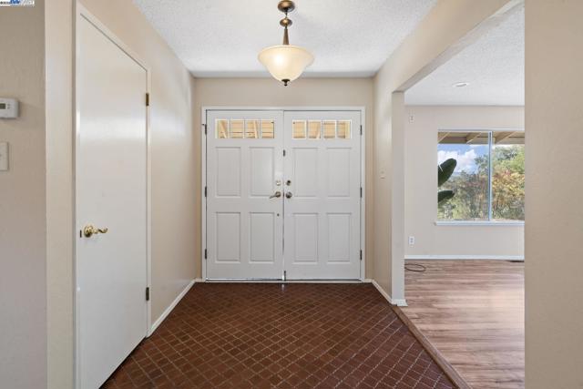 2592 Caballo Ranchero Dr, Diablo CA: https://media.crmls.org/mediaz/c799251e-cbe0-43d7-9a54-ab5ae6b73ae9.jpg