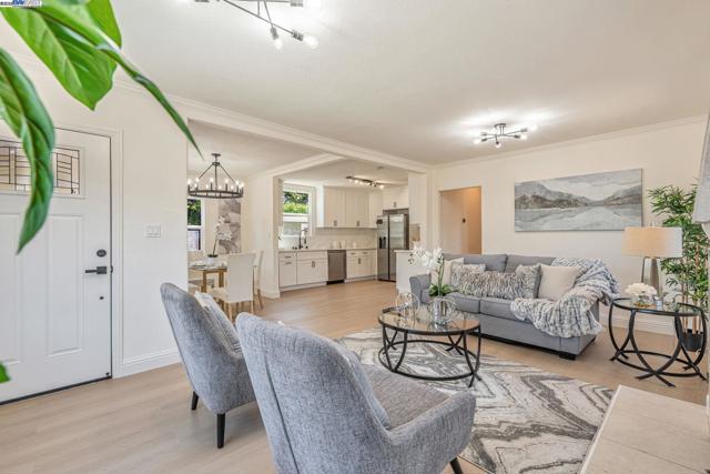 6927 Sunkist Dr, Oakland CA: https://media.crmls.org/mediaz/c79a1eb0-3e91-465c-b107-fd14d5a83b61.jpg