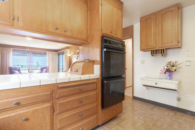 2177 Hillside Cir, San Leandro CA: https://media.crmls.org/mediaz/c79a3916-137c-46ba-b10c-a98b71655fa1.jpg