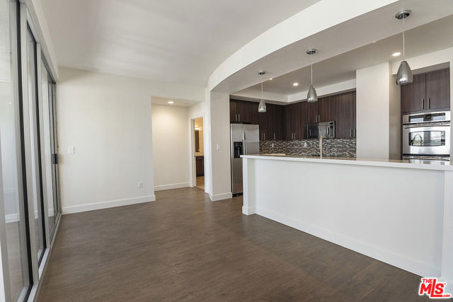 5670 Wilshire Boulevard, Los Angeles CA: https://media.crmls.org/mediaz/c79abb15-ece8-4a02-a8a1-a3cb4806dbea.jpg