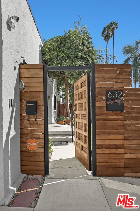 632 N Mariposa Avenue, Los Angeles CA: https://media.crmls.org/mediaz/c79afe2a-8346-410e-bed8-4a142c2c7d41.jpg