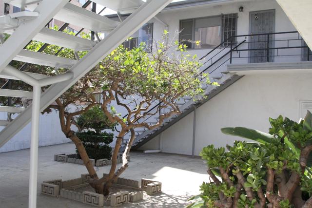 1815 Greenfield, Los Angeles CA: https://media.crmls.org/mediaz/c79b23e8-78e1-41c7-91b0-701a52d4b782.jpg