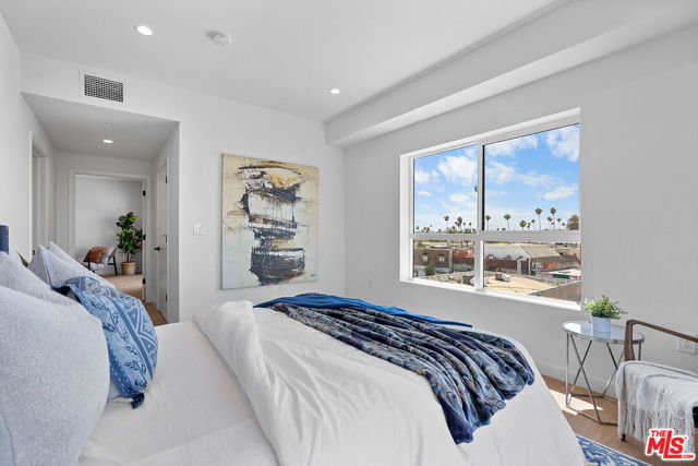 321 S Oxford Avenue, Los Angeles CA: https://media.crmls.org/mediaz/c79b4a01-e78b-41d7-82ab-580f3500cf22.jpg