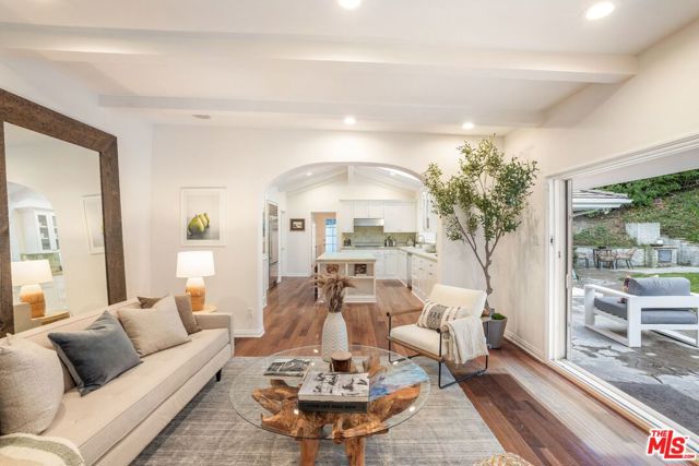 15550 Valley Vista Boulevard, Encino CA: https://media.crmls.org/mediaz/c79d9c49-f338-48ca-b5b7-bbf2adda091c.jpg