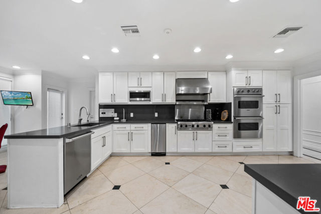 16221 Elisa Place, Encino CA: https://media.crmls.org/mediaz/c79f3090-0591-4474-a5a9-af485df23ec6.jpg