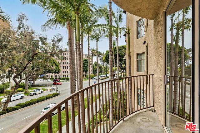 211 CALIFORNIA Avenue, Santa Monica CA: https://media.crmls.org/mediaz/c79fcec9-b699-4111-a4d6-5b6e23af626b.jpg