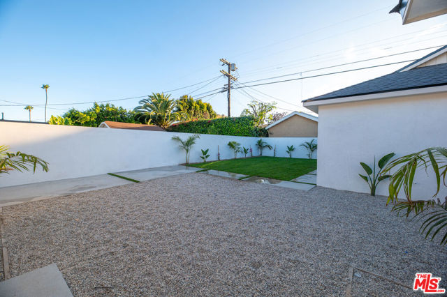 5325 S Victoria Avenue, Los Angeles CA: https://media.crmls.org/mediaz/c7a0b25b-8633-43b8-8351-8ed7afa829e5.jpg