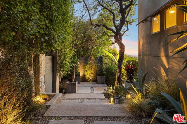 1415 Summitridge Drive, Beverly Hills CA: https://media.crmls.org/mediaz/c7a14750-6fac-4209-91e9-0564c6fa7d1a.jpg