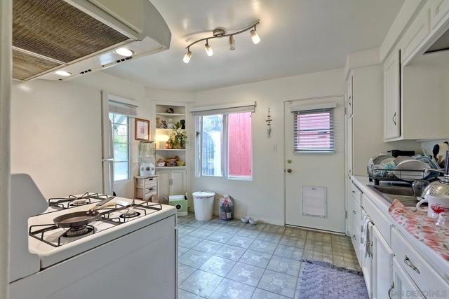 1852 Locust St, San Diego CA: https://media.crmls.org/mediaz/c7a1963f-b331-425a-ba13-bd77f853a691.jpg