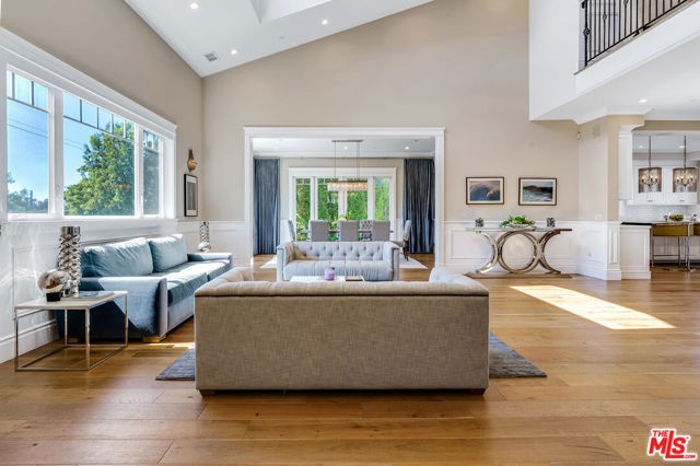 19633 Wells Drive, Tarzana CA: https://media.crmls.org/mediaz/c7a1e85a-b999-495e-95d5-b6b72397888e.jpg