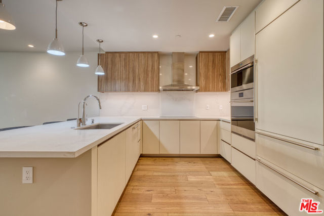 411 S Hamel Road, Los Angeles CA: https://media.crmls.org/mediaz/c7a26899-2e69-46a9-b50d-fd3e563aa2b2.jpg