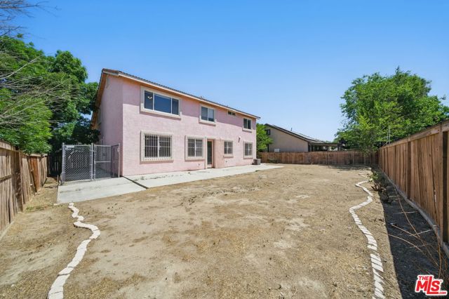 3702 Las Palmas Avenue, Palmdale CA: https://media.crmls.org/mediaz/c7a28695-9358-40ab-8a23-3813fbfb1067.jpg