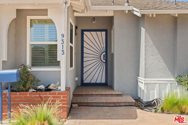 9313 Hayvenhurst Avenue, North Hills CA: https://media.crmls.org/mediaz/c7a3c8e4-de41-45d5-962f-fe04fb4c062b.jpg