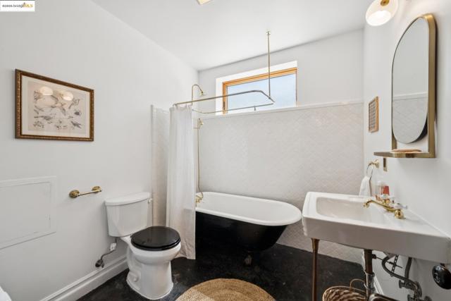 327 Hudson St, Oakland CA: https://media.crmls.org/mediaz/c7a400cd-b5a0-4dbc-8a79-68858bb94643.jpg