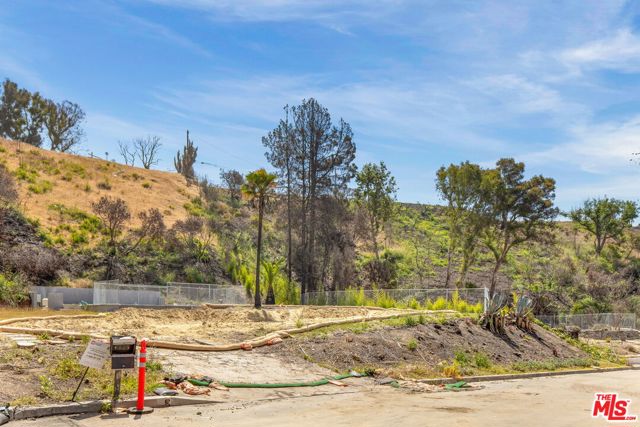 1228 Las Lomas Place, Pacific Palisades CA: https://media.crmls.org/mediaz/c7a577c3-94ed-4fbe-80f0-7378255c78f8.jpg