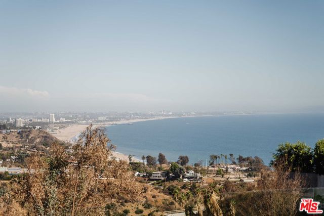 770 Paseo Miramar, Pacific Palisades CA: https://media.crmls.org/mediaz/c7a6528d-430c-4a0d-9027-2fa31348e69f.jpg