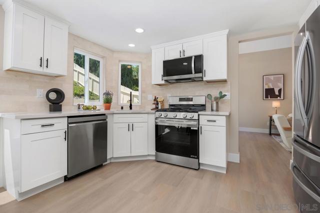 1823 Paseo del Lago, Vista CA: https://media.crmls.org/mediaz/c7a665fb-c1f0-4b45-ab4b-a5d9a87f0ade.jpg