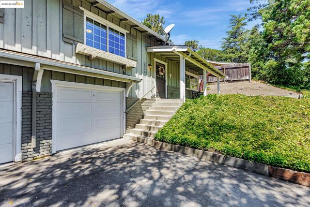 2048 Donald Dr, Moraga CA: https://media.crmls.org/mediaz/c7a80a6d-c3de-4143-acb7-42f43e4a5d09.jpg