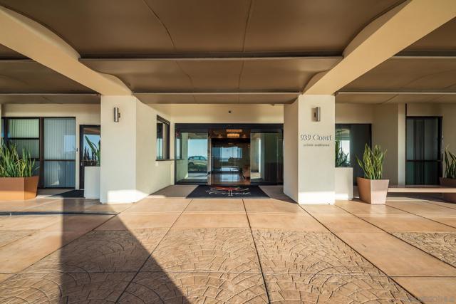 939 Coast Blvd, La Jolla CA: https://media.crmls.org/mediaz/c7a8f4b9-3c12-46a4-8b12-cd8cec476738.jpg