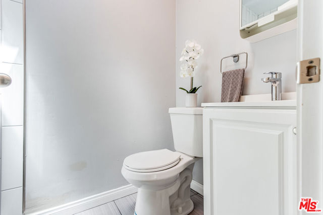 563 E Hazel Street, Inglewood CA: https://media.crmls.org/mediaz/c7a9c94c-12bf-4584-95e8-8f0afb67cde0.jpg