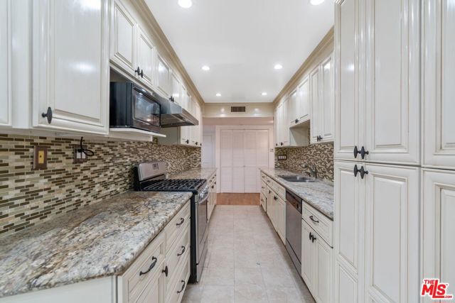 10709 ASHTON Avenue, Los Angeles CA: https://media.crmls.org/mediaz/c7a9d2d4-525a-452c-a426-bb7071bba086.jpg