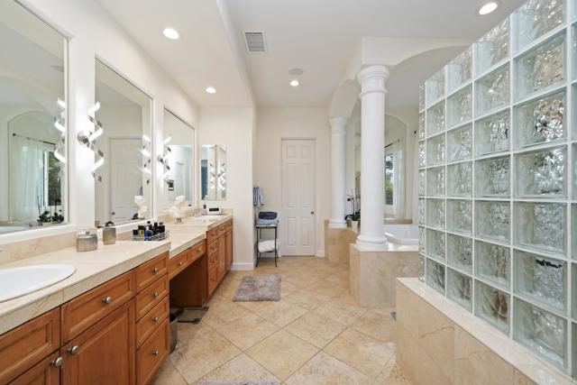 50 Toscana E Way, Rancho Mirage CA: https://media.crmls.org/mediaz/c7ab9e6d-02a3-4a6c-849f-b753fff4f803.jpg