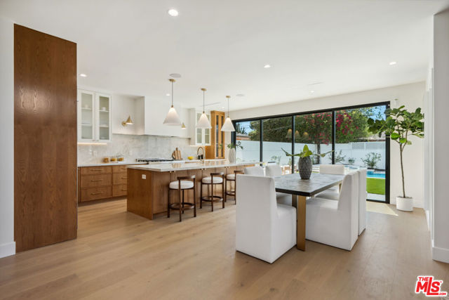 4949 Sancola Avenue, Toluca Lake CA: https://media.crmls.org/mediaz/c7abf6d2-2242-4b2c-ab2d-b3678f03a80e.jpg
