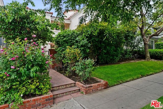 205 1/2 S Reeves Drive, Beverly Hills CA: https://media.crmls.org/mediaz/c7ac8fa2-022e-476d-bdf7-f785eb55e08c.jpg