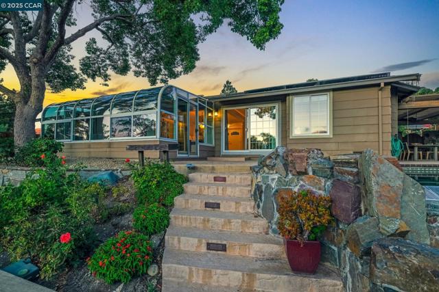 34 Willowview Ct, Danville CA: https://media.crmls.org/mediaz/c7ac9836-b421-4436-8022-7f4ed532a6db.jpg