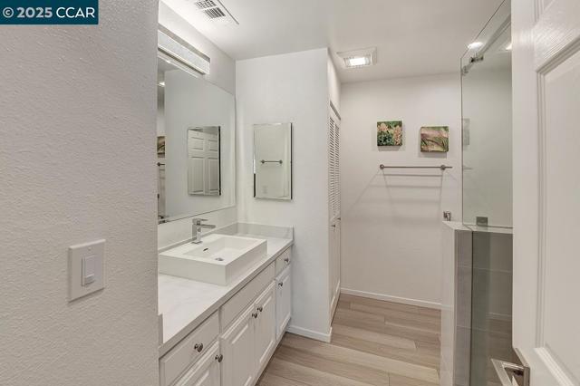 3128 Tice Creek Dr, Walnut Creek CA: https://media.crmls.org/mediaz/c7ad3439-1d35-4d5a-969e-16aff655de5d.jpg