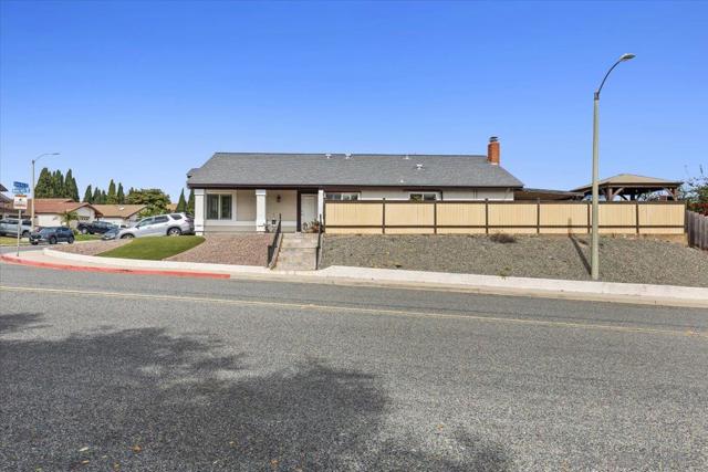 1059 Buena Vista Way, Chula Vista CA: https://media.crmls.org/mediaz/c7ad3f34-30e4-48c5-a274-6c51e997c39a.jpg