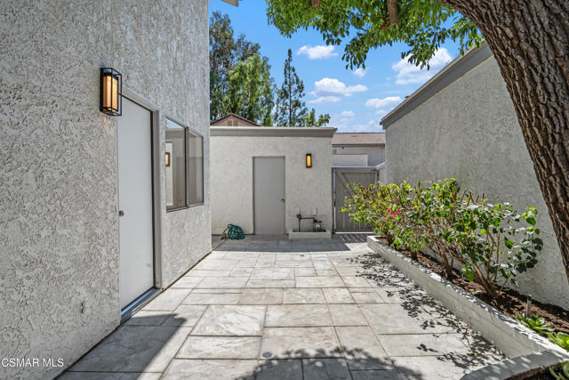 6848 Poppyview Drive, Oak Park CA: https://media.crmls.org/mediaz/c7ae6fc3-d593-4102-a6c0-5a24f6a6638e.jpg