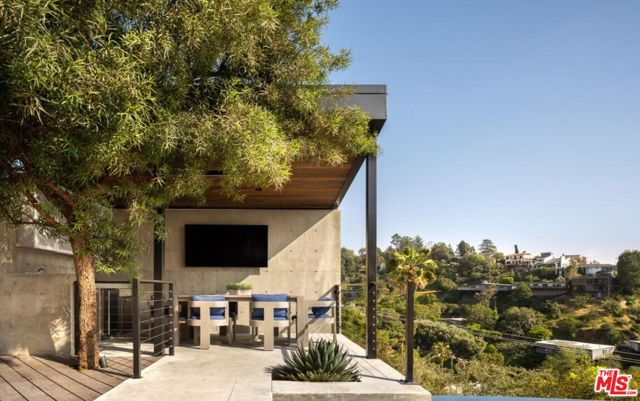 2532 Canyon Oak Dr, Los Angeles CA: https://media.crmls.org/mediaz/c7af512d-a4ff-4eae-8a95-f1abee07cdf7.jpg