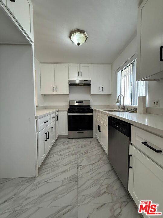 1038 Thompson Avenue, Glendale CA: https://media.crmls.org/mediaz/c7afda58-34a8-44f0-b943-1e2052874556.jpg