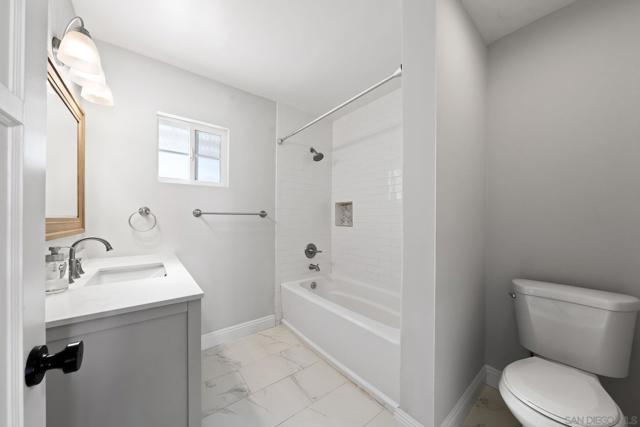 4991 Date Pl, San Diego CA: https://media.crmls.org/mediaz/c7b037ea-74dd-4578-b179-634e9d27e04d.jpg