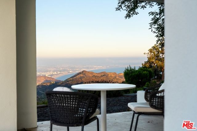 21965 Saddle Peak Road, Topanga CA: https://media.crmls.org/mediaz/c7b129f9-0ff1-4ed9-a3d7-24b32a541cc4.jpg