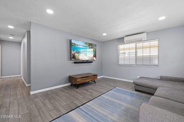 789 Glen Oaks Road, Thousand Oaks CA: https://media.crmls.org/mediaz/c7b17f36-fa31-4821-afba-ec0811c3832e.jpg