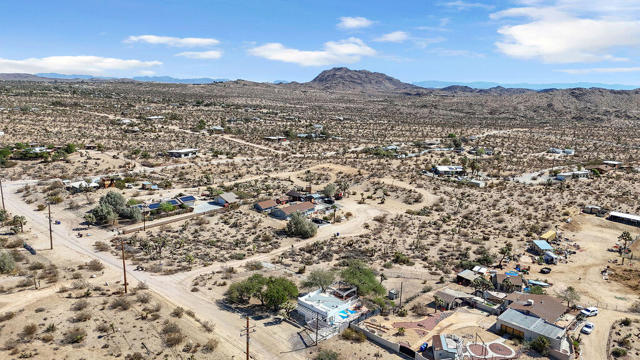 5797 Linda Lee Drive, Yucca Valley CA: https://media.crmls.org/mediaz/c7b1a5d8-644f-4f50-ab94-e2f7e2283e79.jpg