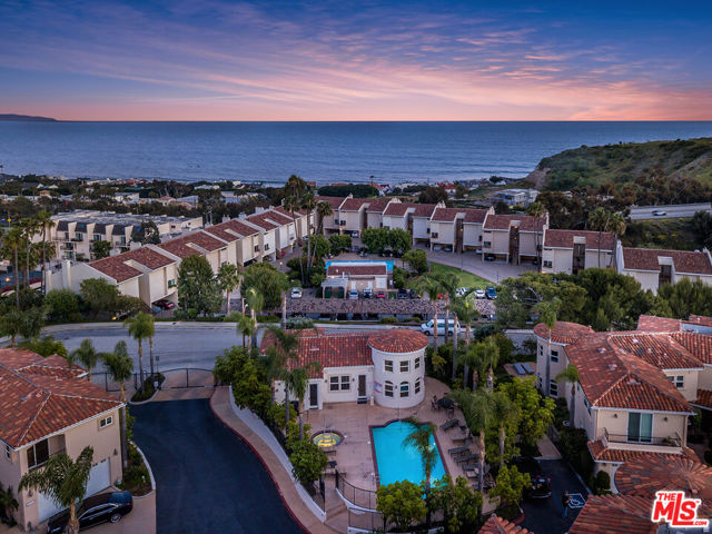 23949 De Ville Way, Malibu CA: https://media.crmls.org/mediaz/c7b21cd2-ce3a-4826-8951-ad6dcaee643e.jpg