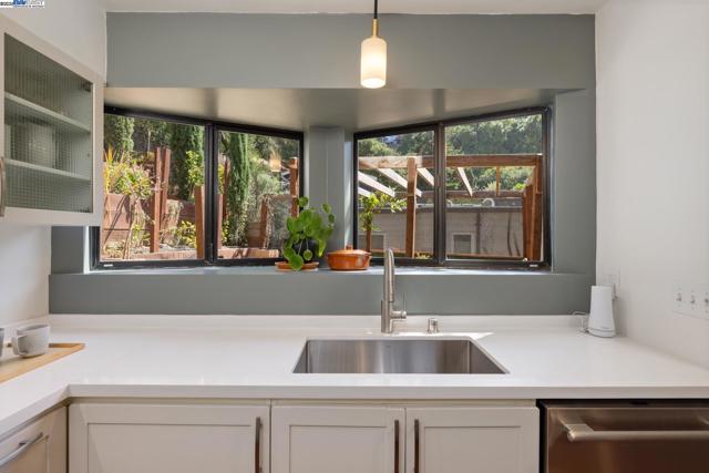 5708 Colton Blvd, Oakland CA: https://media.crmls.org/mediaz/c7b27cf9-1de6-47e1-b5a0-1df1813ef430.jpg