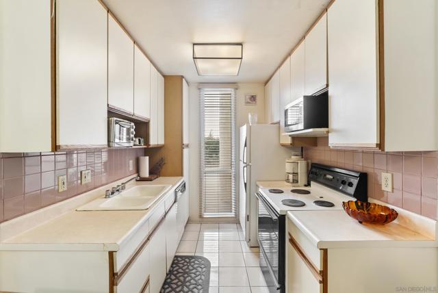 6455 La Jolla Blvd, La Jolla CA: https://media.crmls.org/mediaz/c7b2c637-0818-41e5-a161-ca163157aef1.jpg