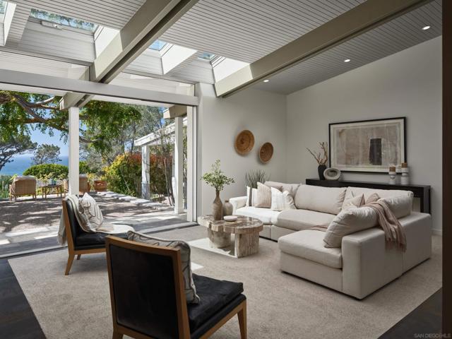 327 Pine Needles Dr, Del Mar CA: https://media.crmls.org/mediaz/c7b3dbd9-51bd-4754-bb10-1599f28add0d.jpg