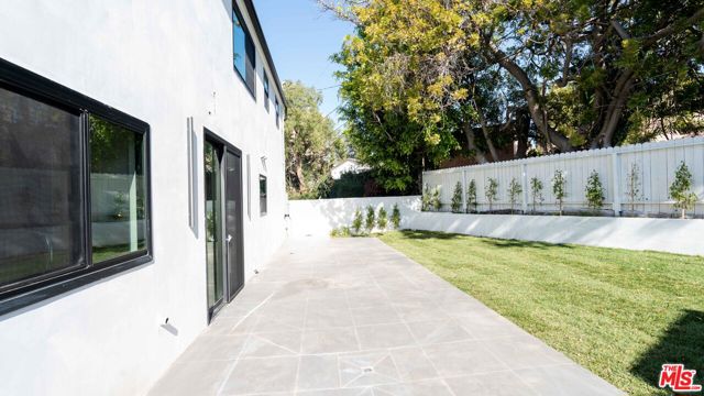 10520 Ashton Avenue, Los Angeles CA: https://media.crmls.org/mediaz/c7b3e6e2-a03e-4619-a471-326203561ea1.jpg