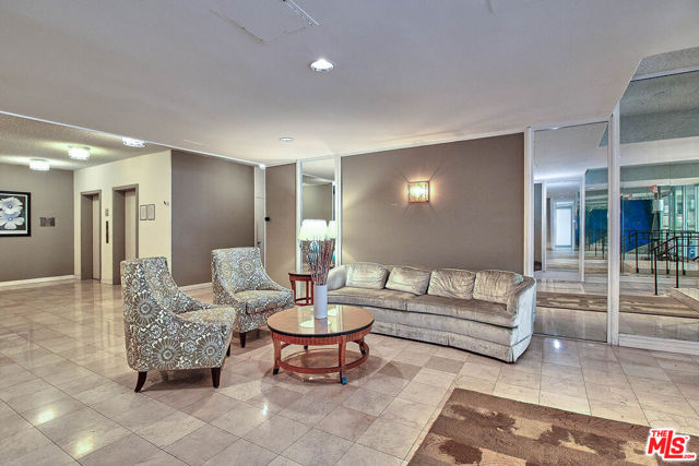 400 S La Fayette Park Place, Los Angeles CA: https://media.crmls.org/mediaz/c7b493fe-7d13-4408-89e8-f50d0a146959.jpg