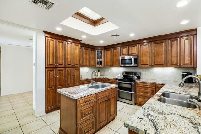 6 Stanford Drive, Rancho Mirage CA: https://media.crmls.org/mediaz/c7b5373d-1c49-42ba-9612-33d6bd49bddb.jpg