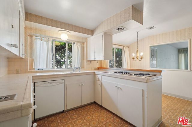 3684 Willowcrest Avenue, Studio City CA: https://media.crmls.org/mediaz/c7b56b44-3c3d-4c3e-af5a-75be7c854b21.jpg